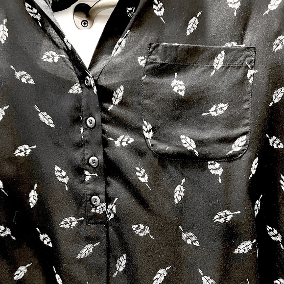 American Eagle Blouse - Black and white leaf pattern - Picture 3 of 9